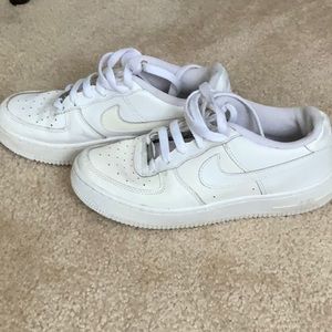 White Nike air, size 7 ladies Colour is white, still in excellent condition 🦋